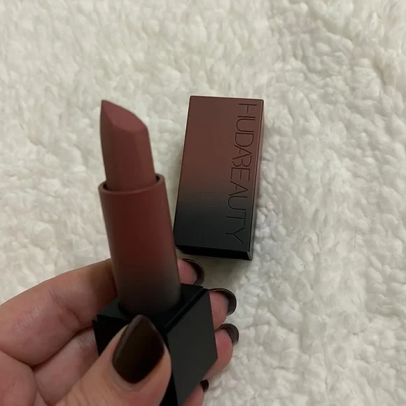Huda Beauty Matte Lipstick in Interview - Picture 1 of 6